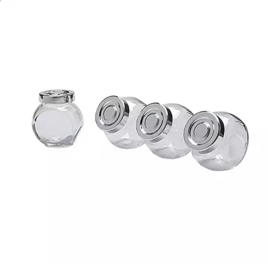 چهار عدد جا ادویه شیشه ای با درب نقره ای پلاستیکی ظرف شیشه ای قابل شستشو در ظرفشویی قابل قرارگیری ظرف ها در دو زاویه متفاوت گنجایش هر ظرف 150 میلی لیتر